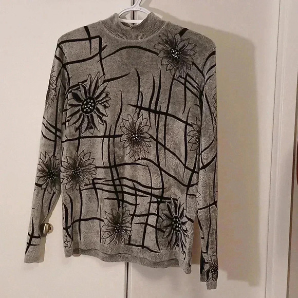 Beautiful  soft Floral gray sweater - Picture 1 of 7